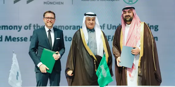 The cooperation agreement was signed by Stefan Rummel, CEO of Messe München (left) and the CEO of MWAN, Dr. Abdullah Al Sebaei (right), in the presence of His Excellency Abdurrahman bin Abdul Mohsen Al-Fadhli, Minister of Economy, Water and Agriculture. © Messe München GmbH